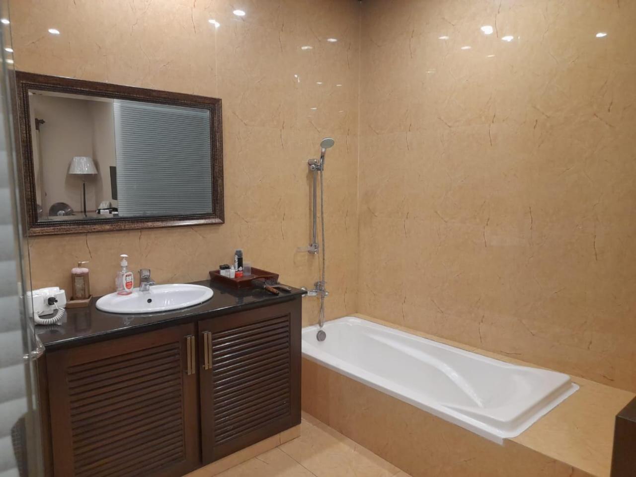Grand Regent Hotel And Suites 费萨拉巴德 外观 照片