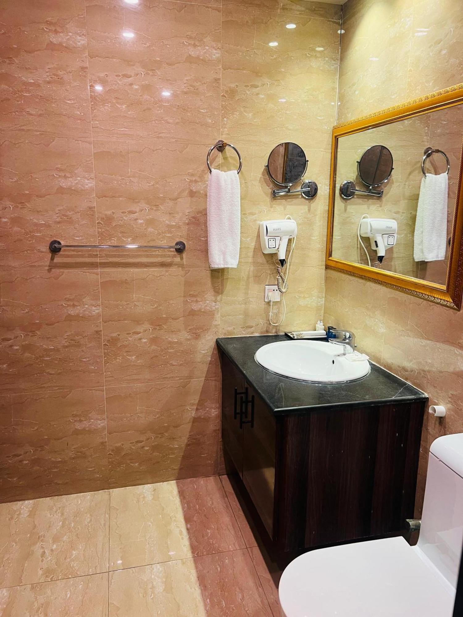 Grand Regent Hotel And Suites 费萨拉巴德 外观 照片